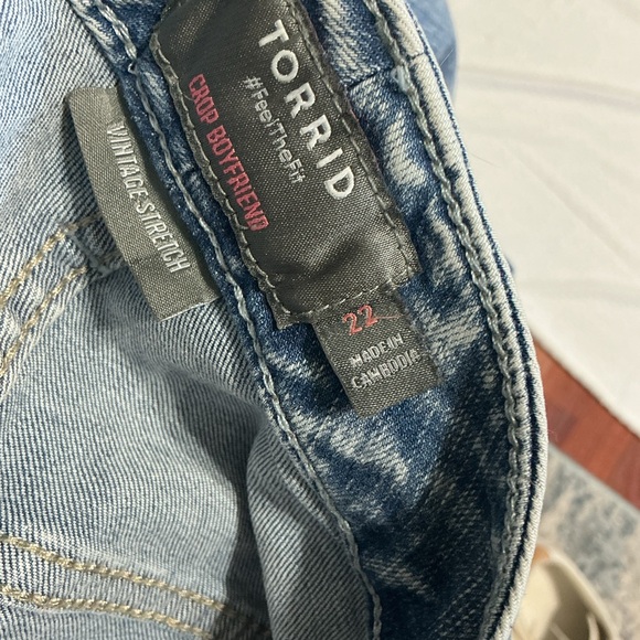 TORRID Crop Boyfriend Straight Vintage Stretch Mid-Rise Jeans size 22 - Picture 7 of 9